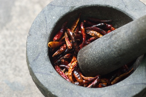 Chilischoten mit Mörser