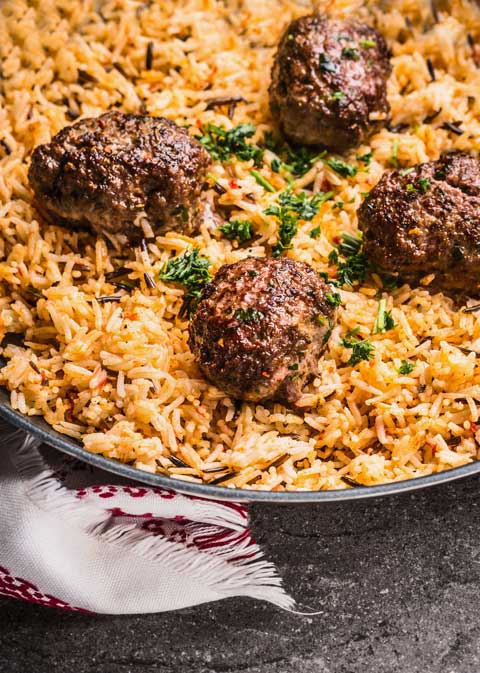 Gewürze Stilleben Indischer Tomatenreis mit Fleischbällchen