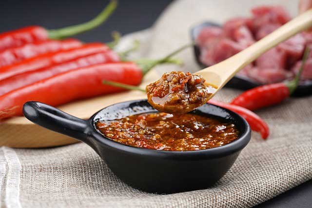 Spaghetti mit scharfer Harissa-Tomatensauce